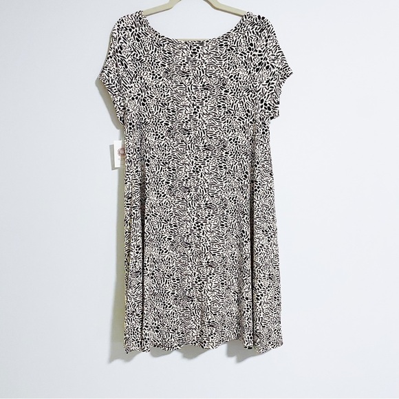 A-line Hawaii - Brushstrokes Print Short Sleeve Dress - Picture 4 of 5